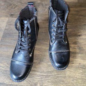 Clark’s black & plaid boots